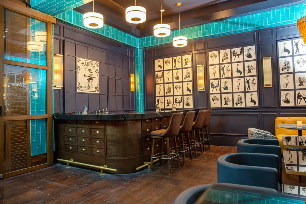 Cocina moderna equipada con muebles de triplay marino, destacando su acabado duradero y resistencia a la humedad