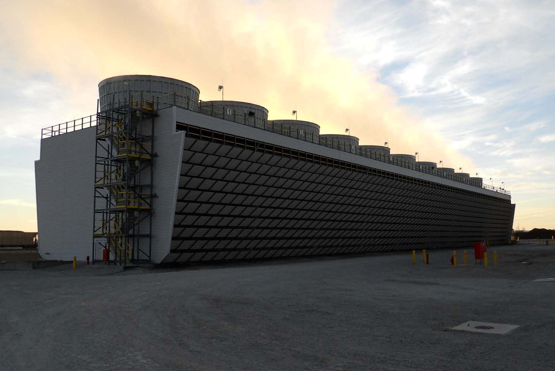 Torre de enfriamiento construida con triplay marino, destacando su resistencia y durabilidad en entornos húmedos.